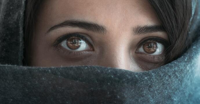 Honey in Eyes: Ancient Remedy or Risky Practice? My Experience & Tips
